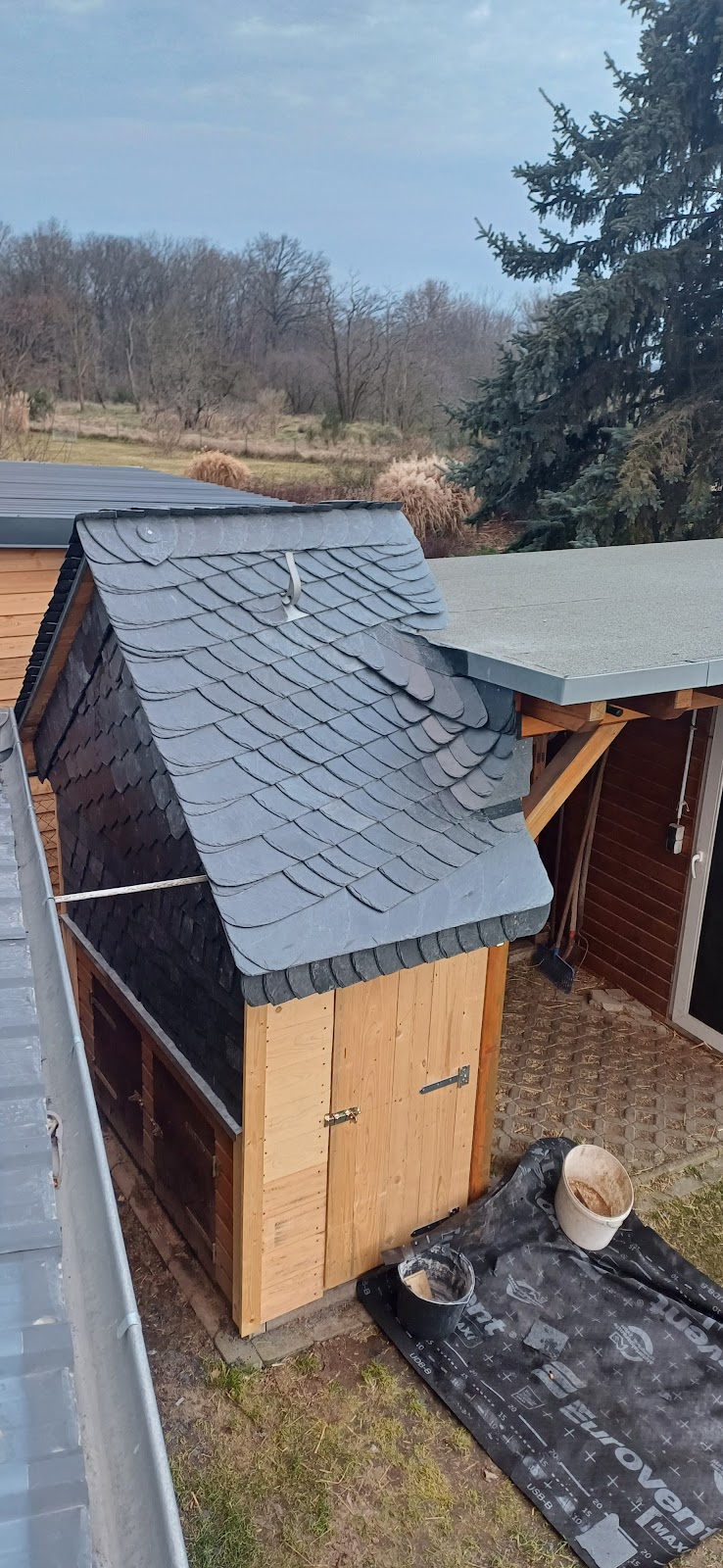 Schieferdach Holzhäuschen