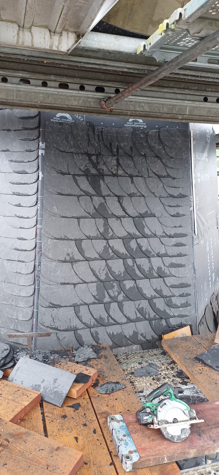 Schieferarbeiten auf der Baustelle