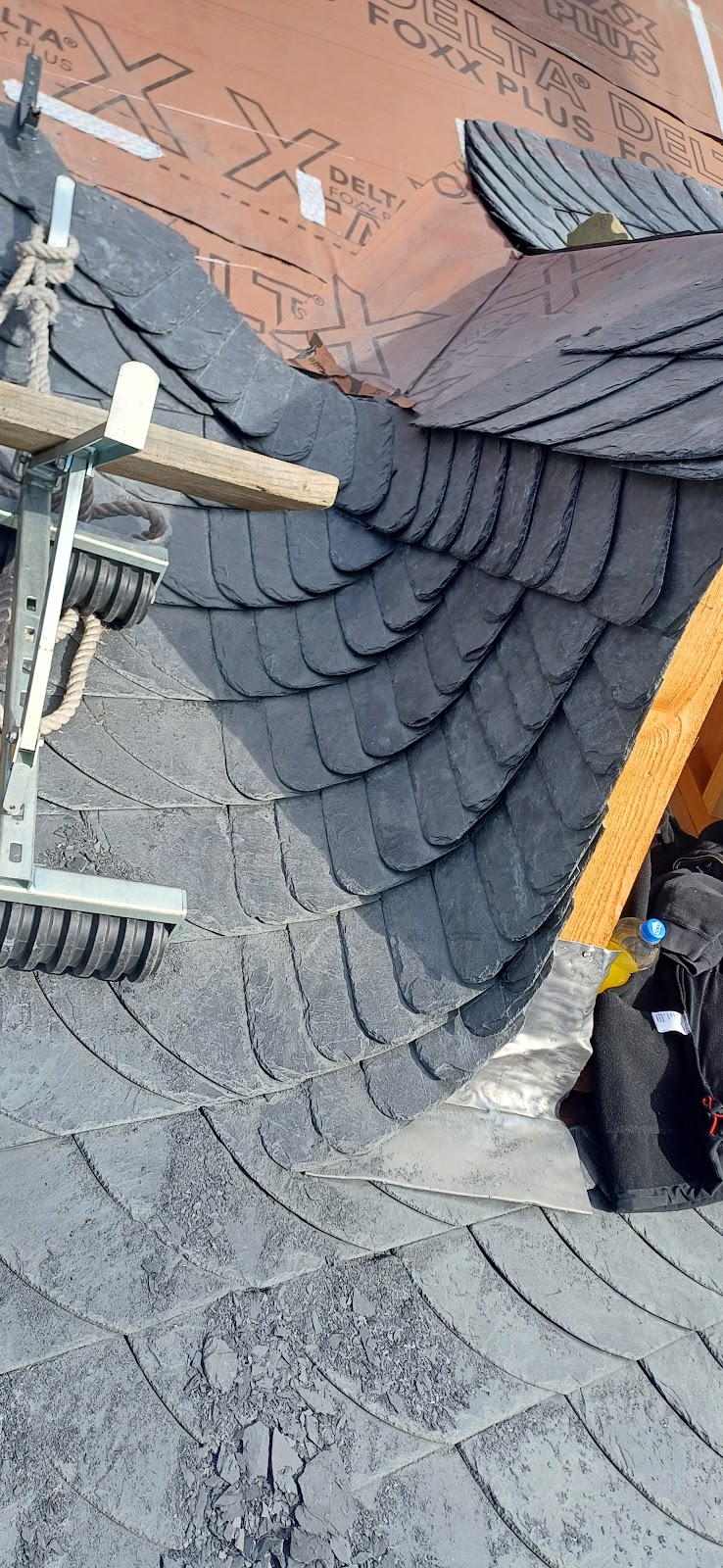 Großflächige Schiefereindeckung